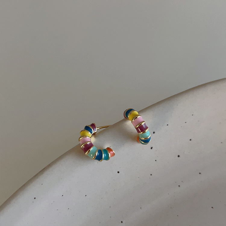 Colorful oil-dripping metal earrings, a unique design for women, with a retro, individual, simple and versatile style, are fashionable and elegant earrings and earrings detail image 5