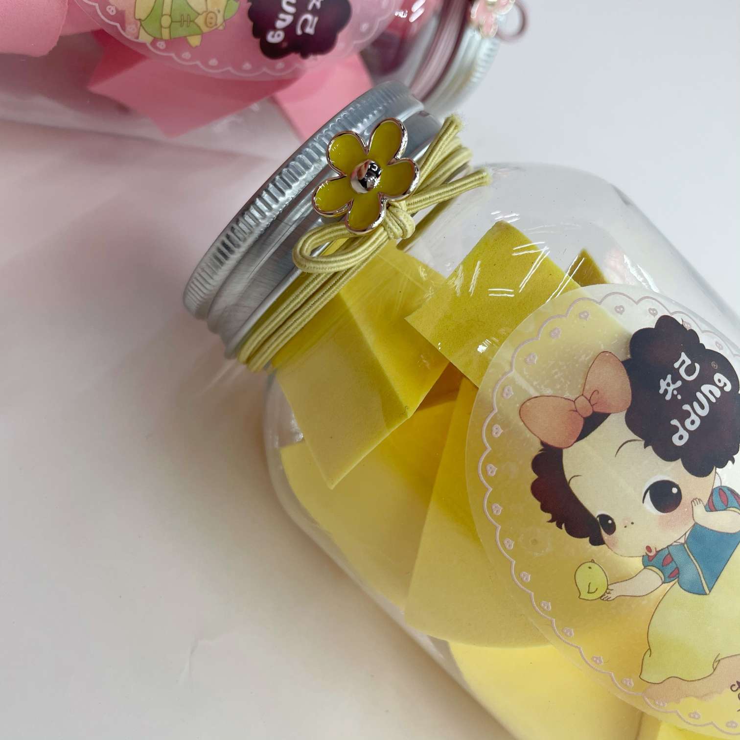 Portable fan-shaped beauty egg powder puff for makeup Specification image