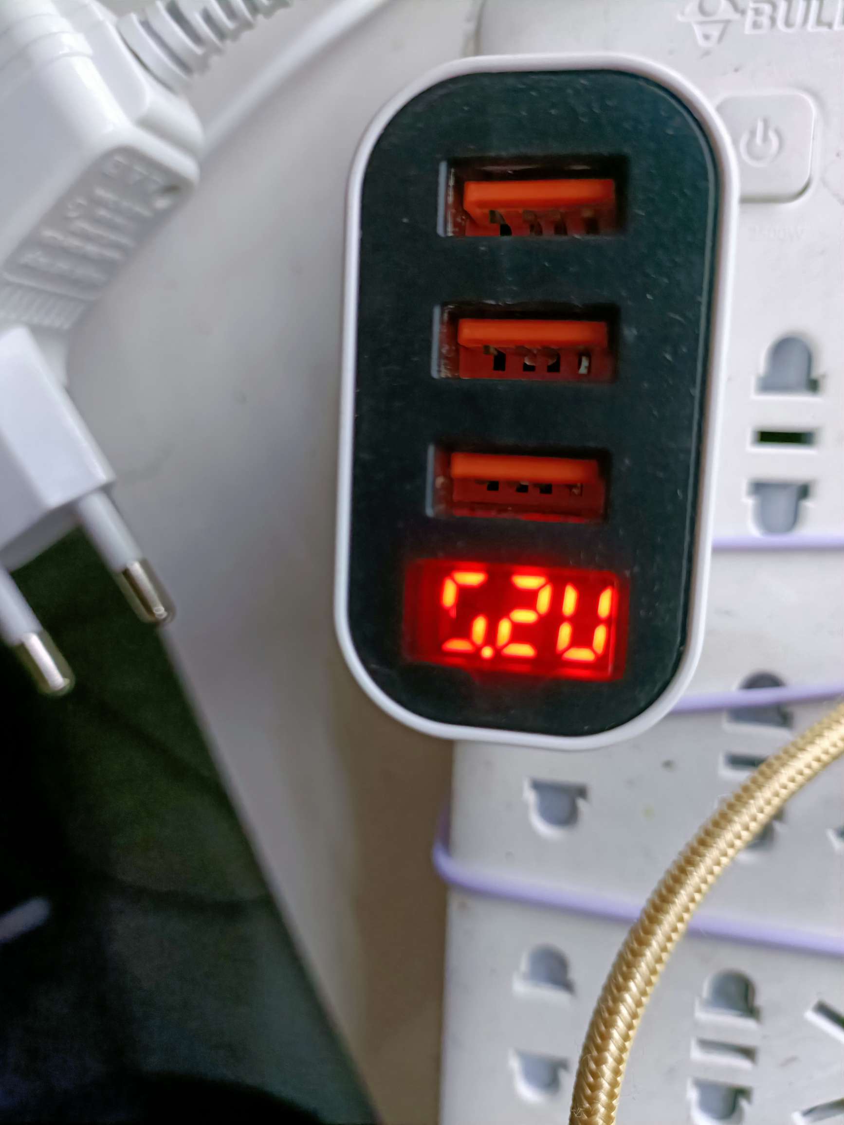 3u cabeza de carga con pantalla digital american gauge 3 puertos usb Item Picture