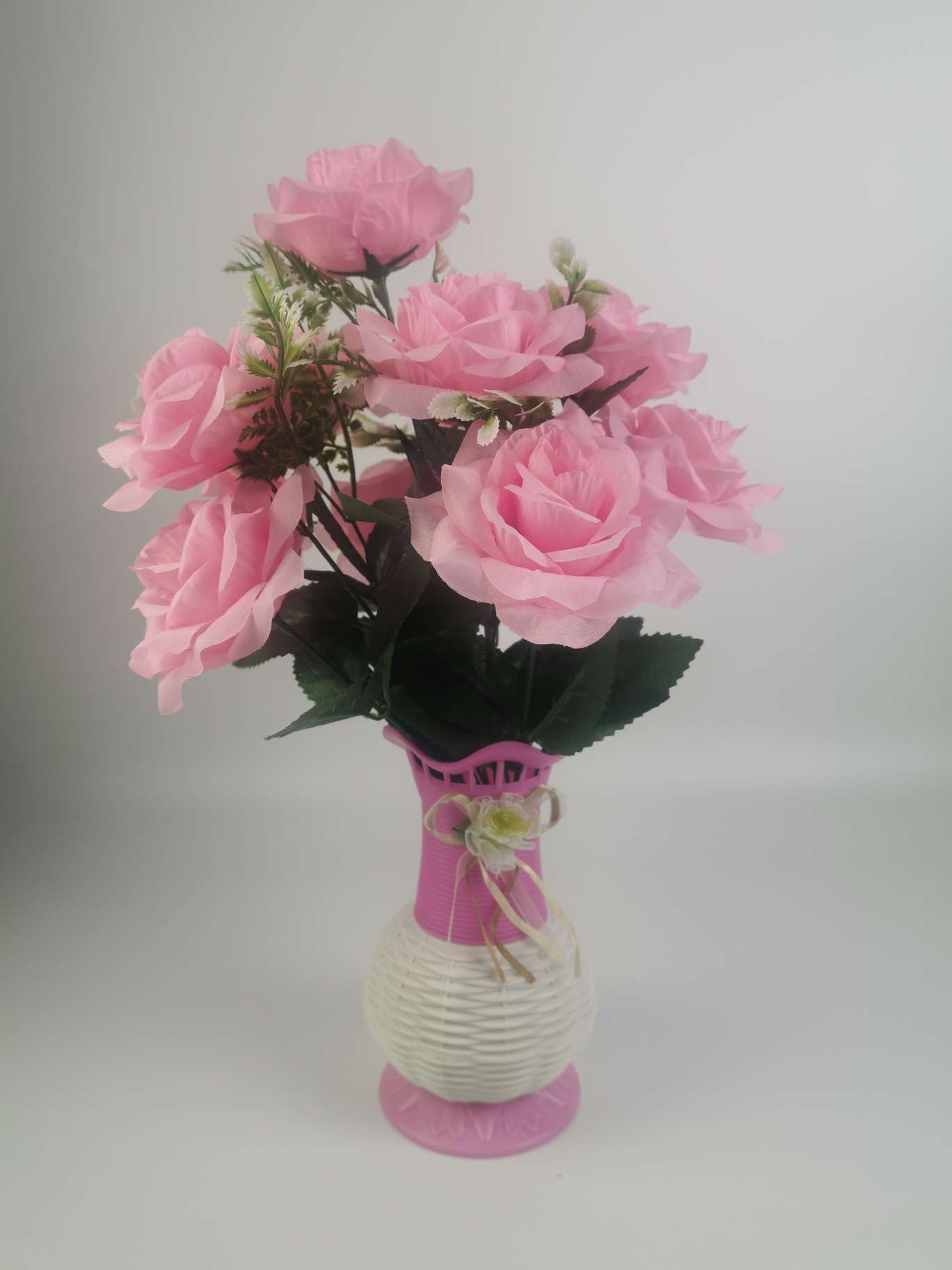 The anti-rattan woven vase is available in multiple colors