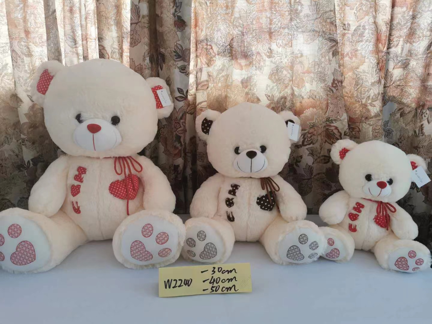 A little head hugging a heart bear details Picture