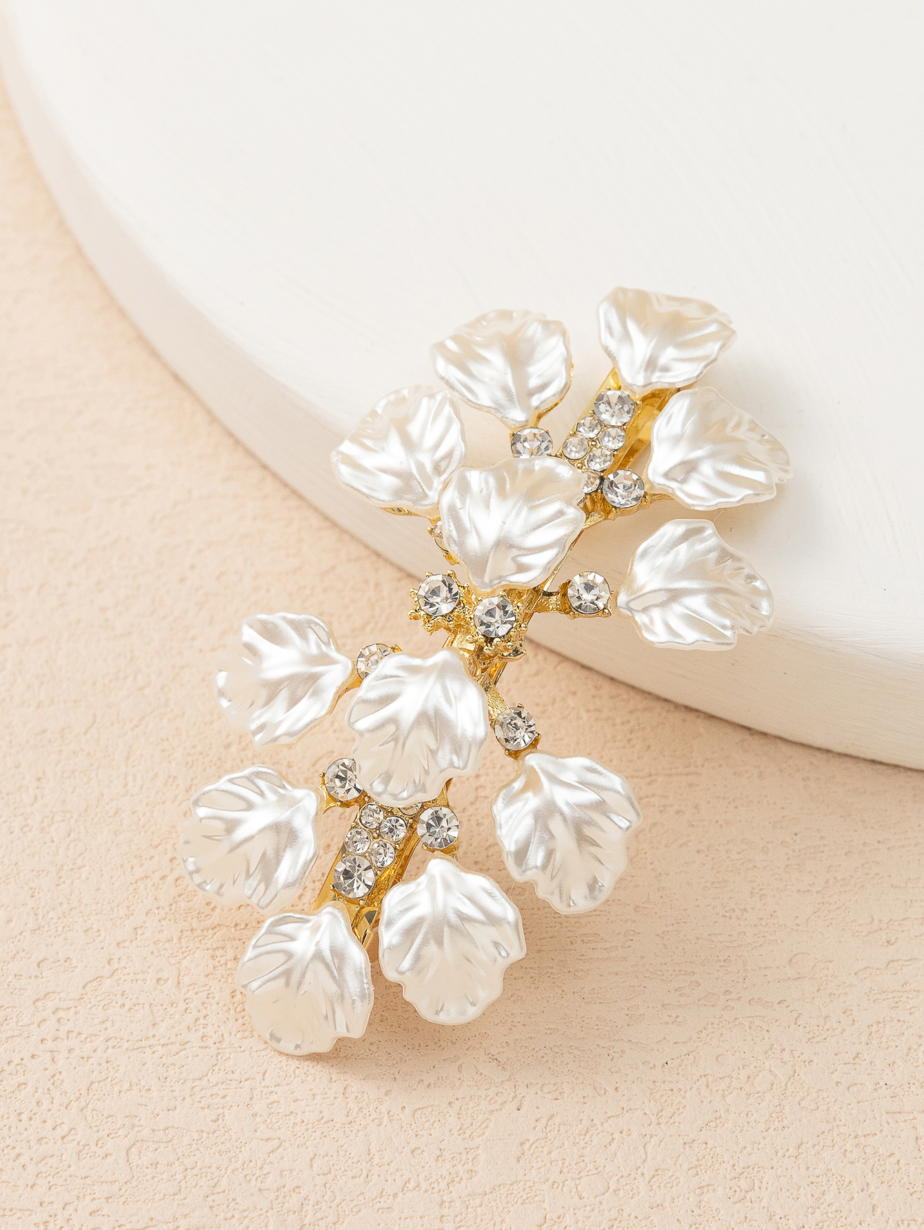 Popular accessories: Hairpins and shell flowers details Picture