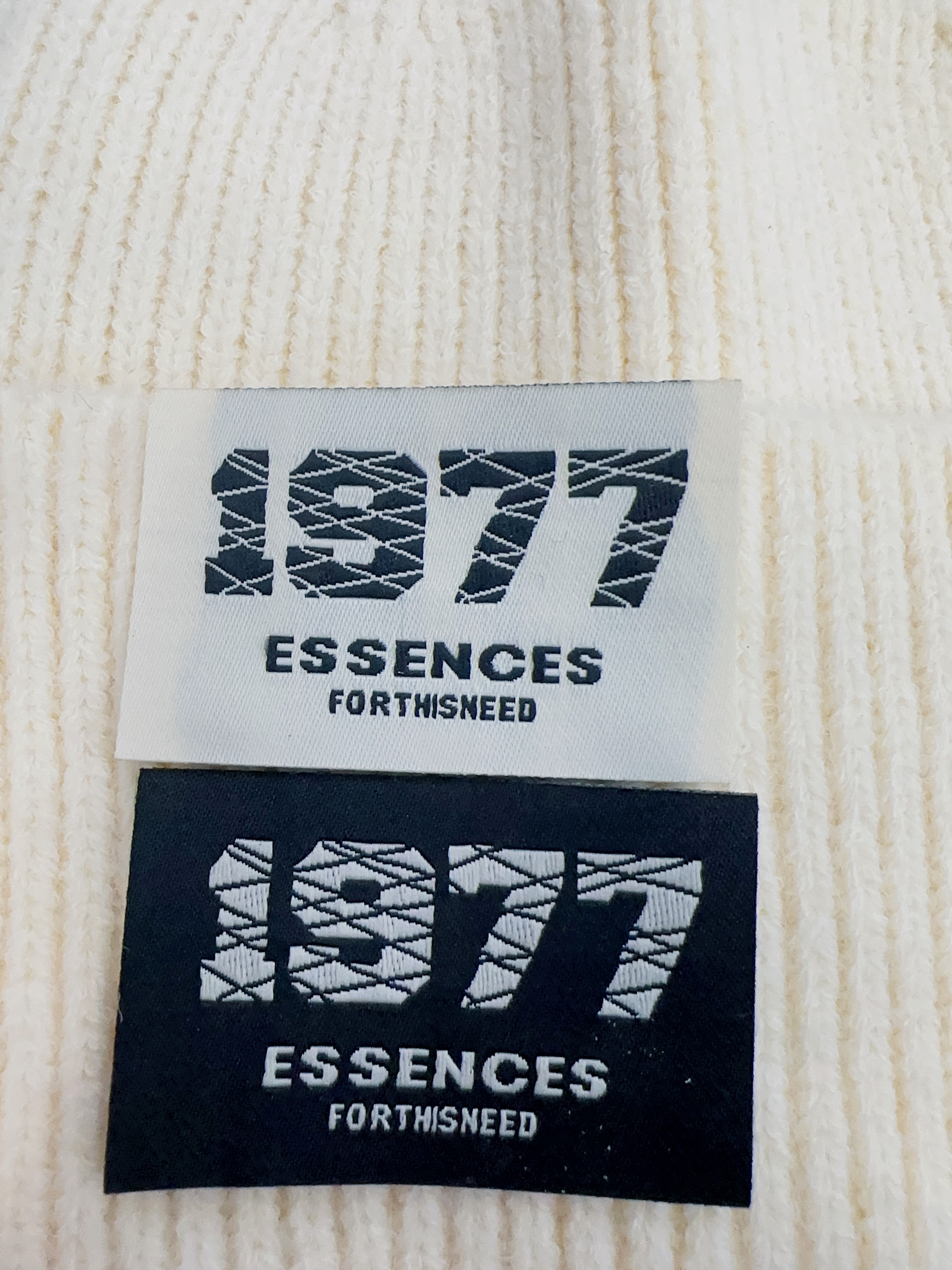 1977ESSENCES黑底米底斜纹字