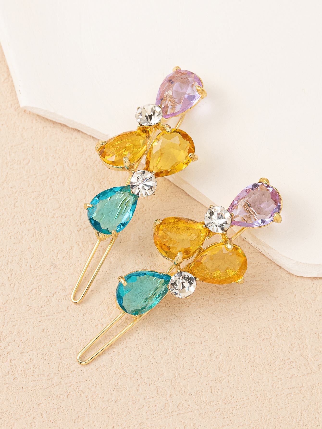 Popular accessories: Hair clips, glass, and colorful details Picture