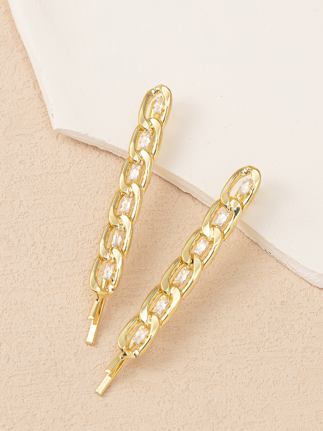 Popular accessories: hair clips and chains details Picture