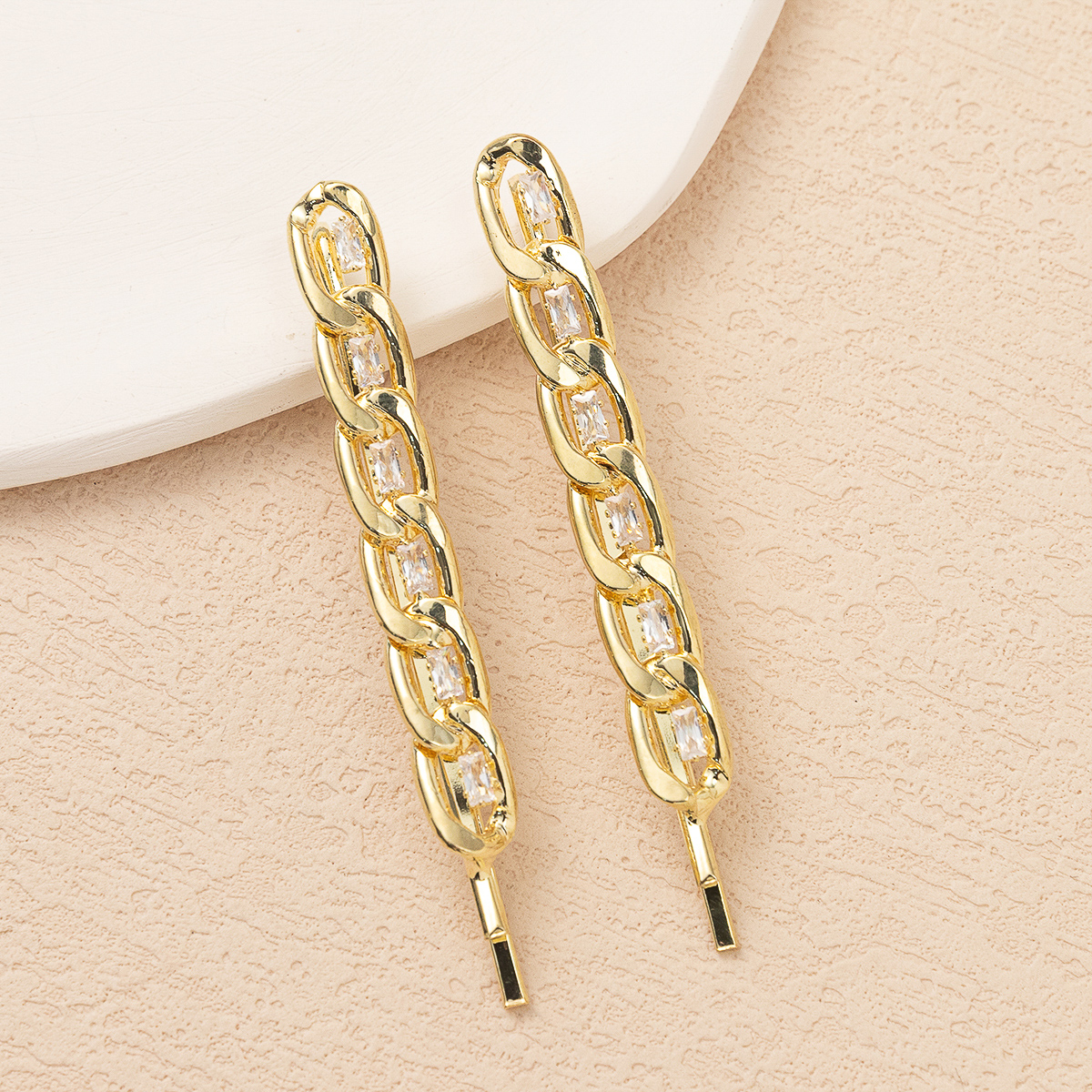 Popular accessories: hair clips and chains Specification image