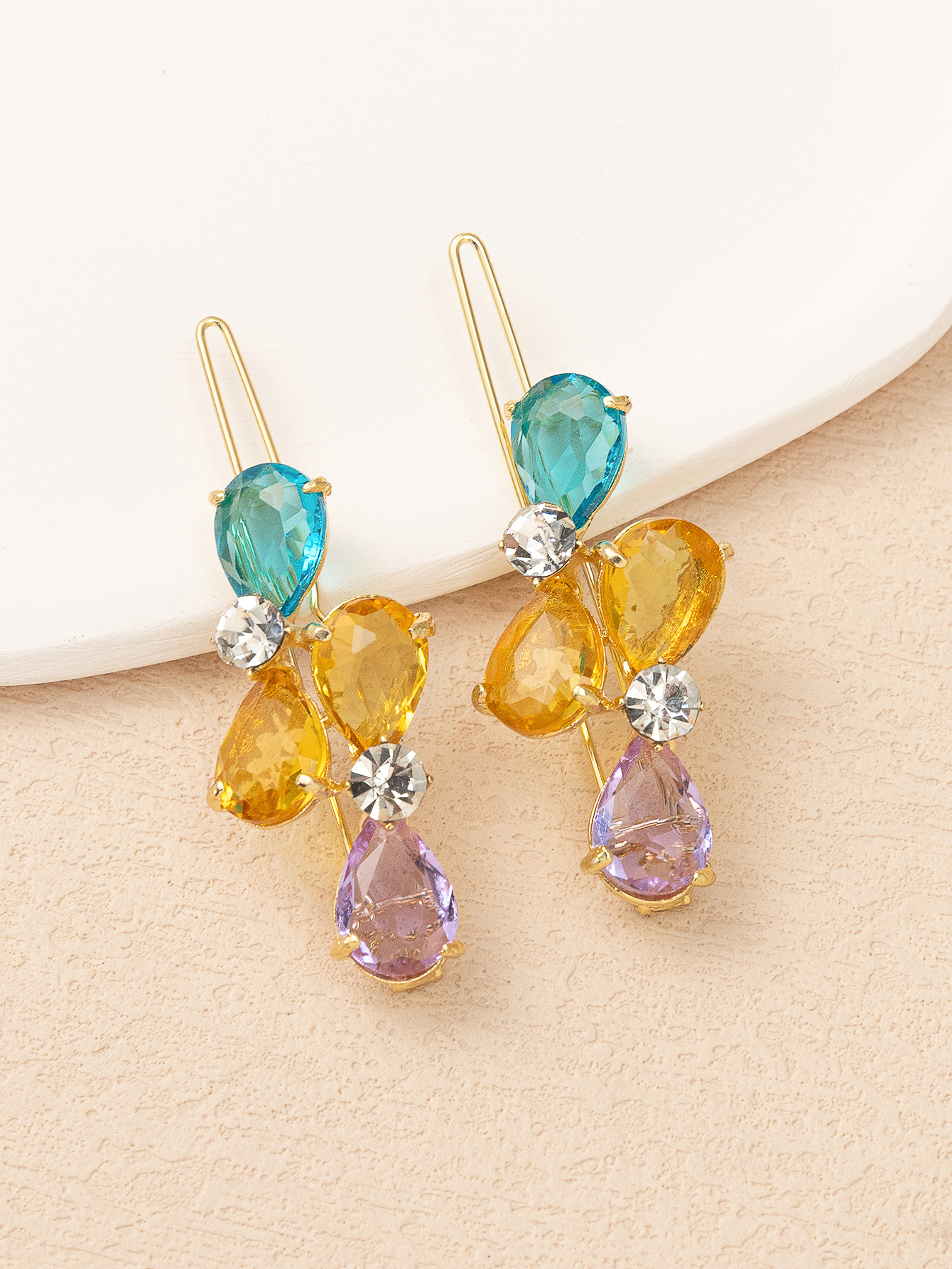 Popular accessories: Hair clips, glass, and colorful Specification image