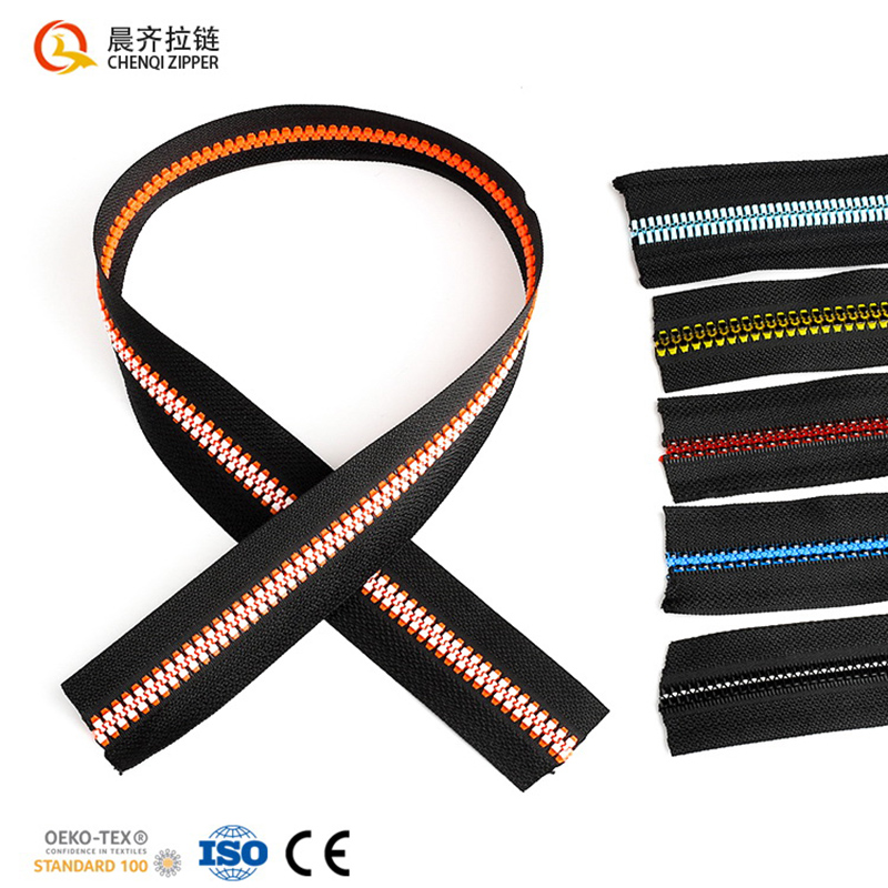 Plastic zippers, colored resin zippers, fashionable cotton jackets, down jackets, fashionable bags, personalized customization, and replaceable pull tabs Application Scenario