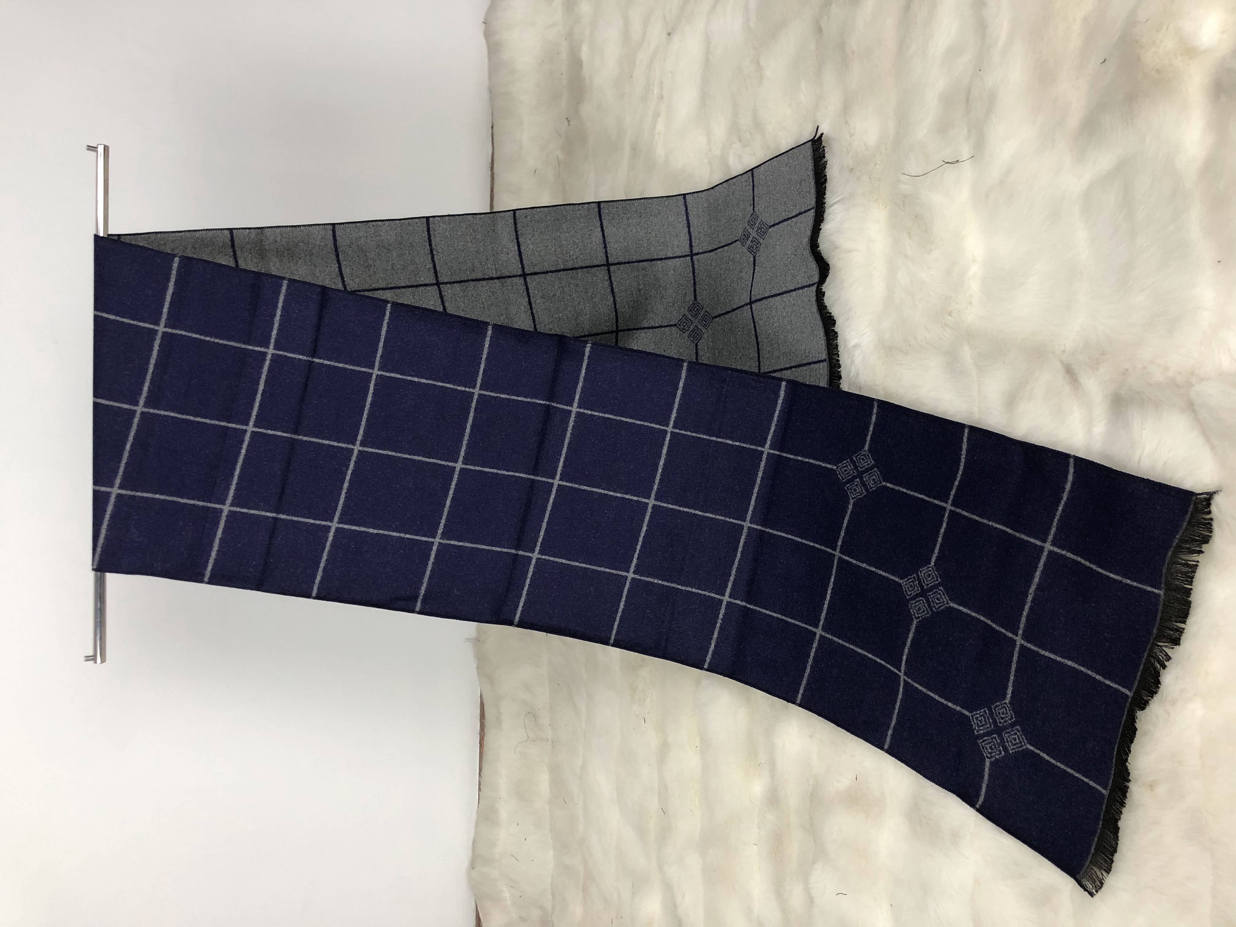 This is a thick and warm men's scarf for autumn and winter. It's a long checkered silk scarf for birthday gifts. It's a twill checkered shawl for student boys. It's a long and versatile checkered striped scarf exclusively for Amazon and Taobao e-commerce Item Picture