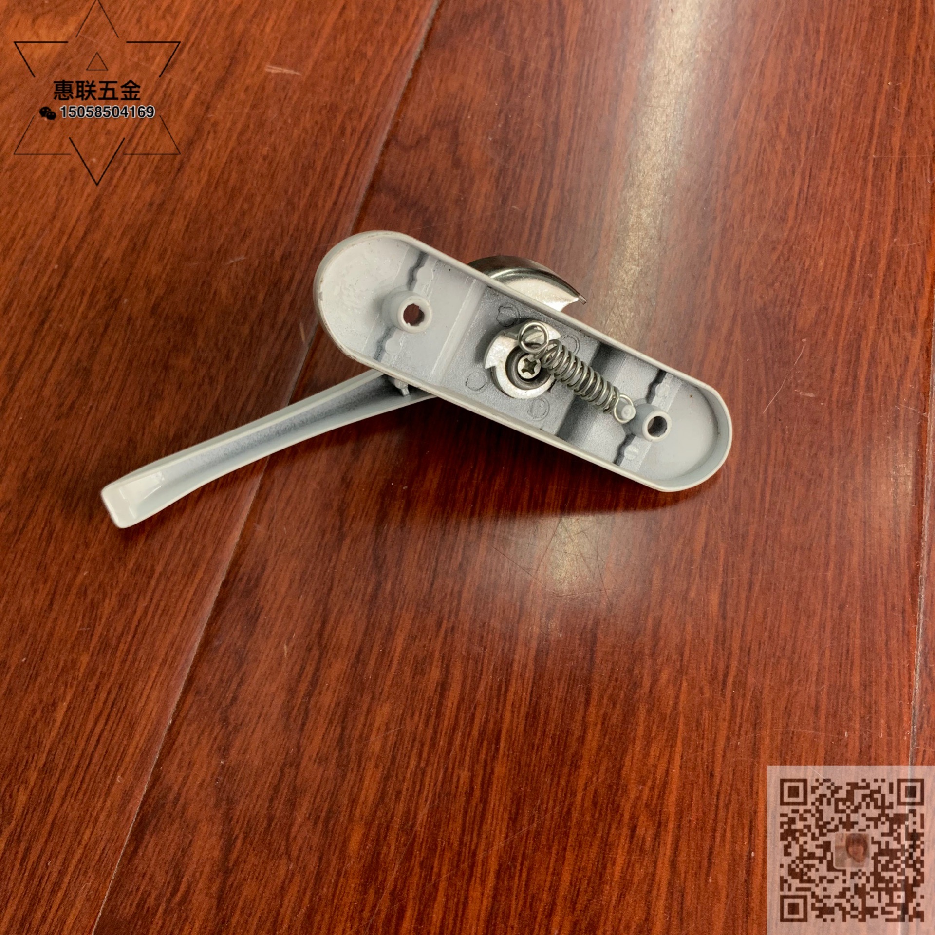 Shuzan aluminum alloy sliding window, crescent lock, handle, door handle, sliding window lock, sliding door hook, lock door, hardware accessories Application Scenario