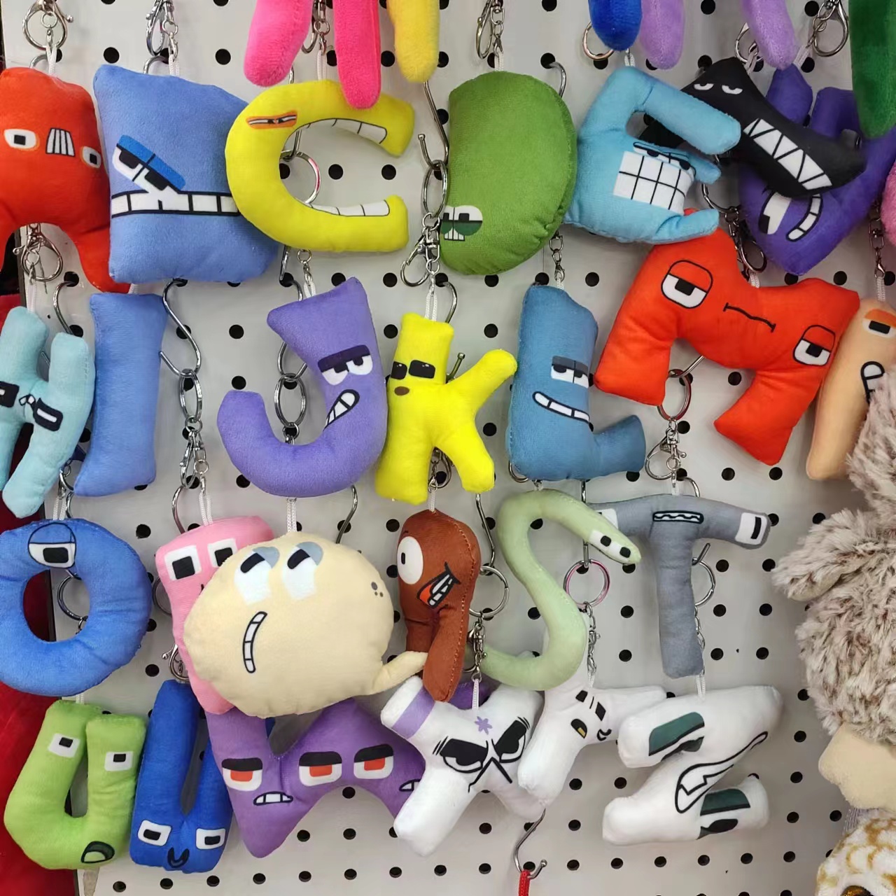 英文字母钥匙扣 印花表情创意毛绒玩具公仔玩偶挂件26个图