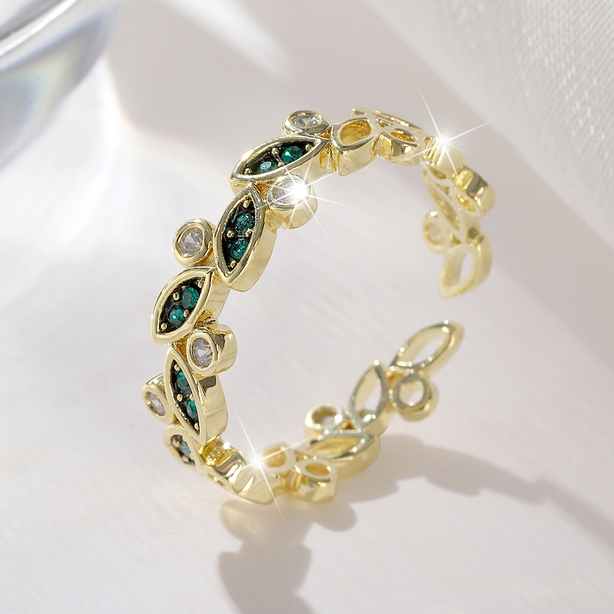 绿色小花戒指/戒指/精品戒指白底实物图