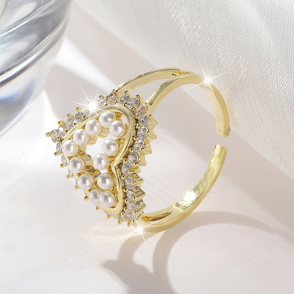 The heart-shaped ring features a light luxury and niche design with an exaggerated and high-end feel. It's a popular style in 2022 Item Picture