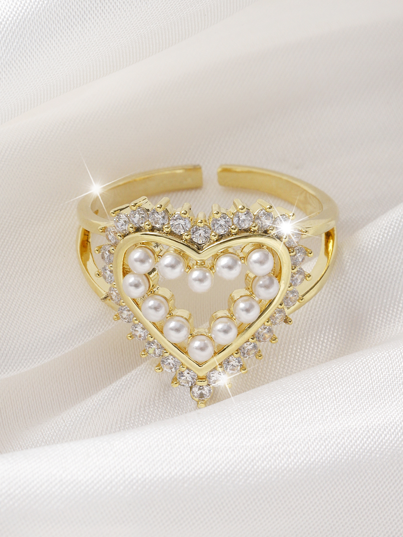The heart-shaped ring features a light luxury and niche design with an exaggerated and high-end feel. It's a popular style in 2022 Application Scenario