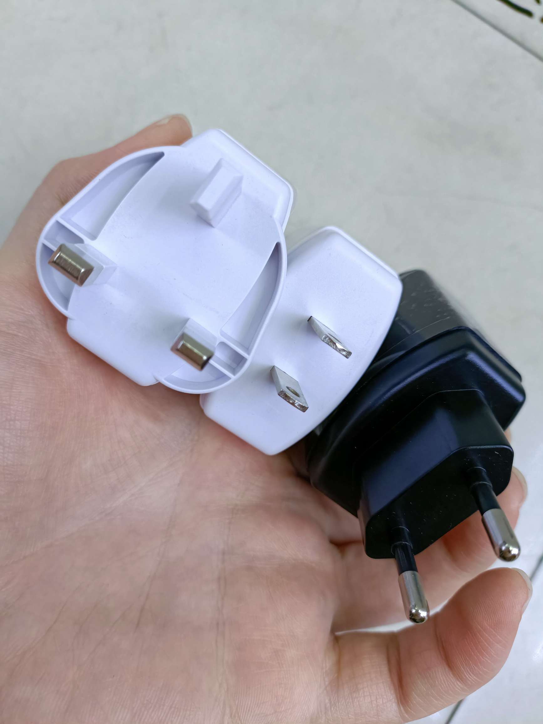 Round center single usb charger, US standard/UK standard/European standard Item Picture
