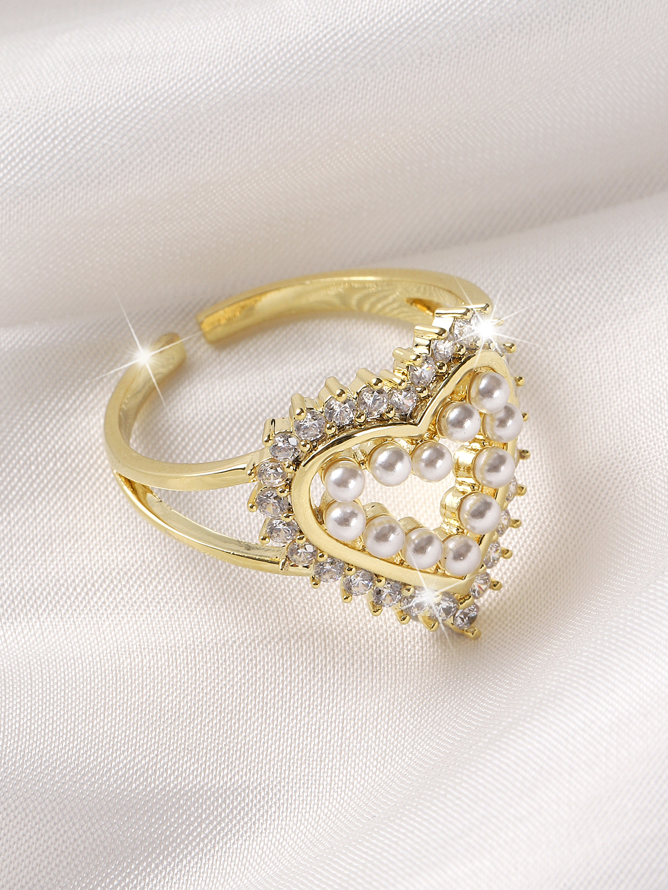 The heart-shaped ring features a light luxury and niche design with an exaggerated and high-end feel. It's a popular style in 2022 details Picture