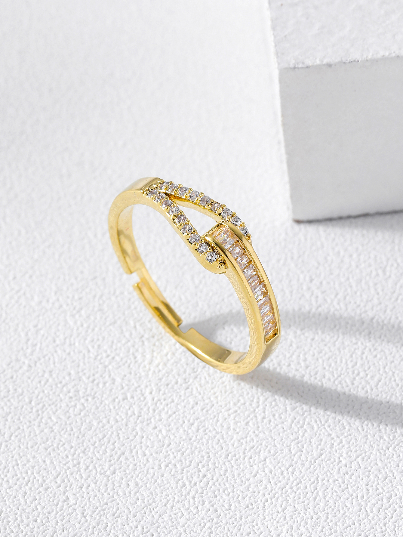 The 2022 popular j ring style features an exaggerated and high-end touch with a light luxury and niche design details Picture