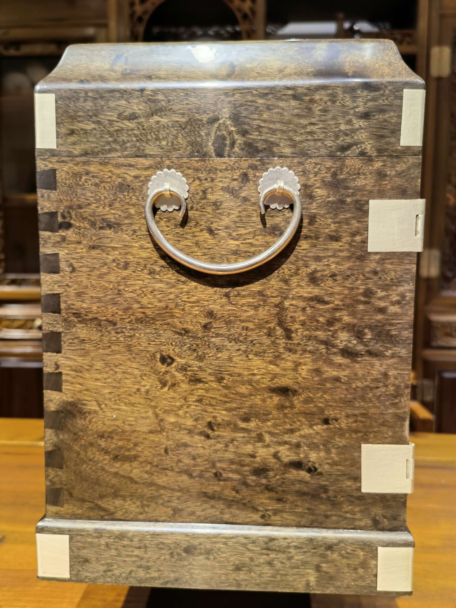 金丝楠乌木官皮箱“一念收敛，则万善来同”官皮箱代表的是国人收敛的艺术，在含蓄和深沉中，表达出精致的态度详情图16