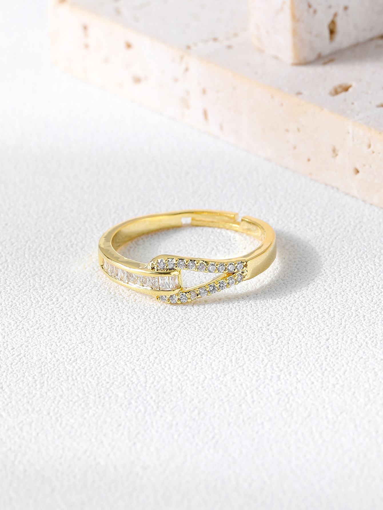 The 2022 popular j ring style features an exaggerated and high-end touch with a light luxury and niche design Item Picture