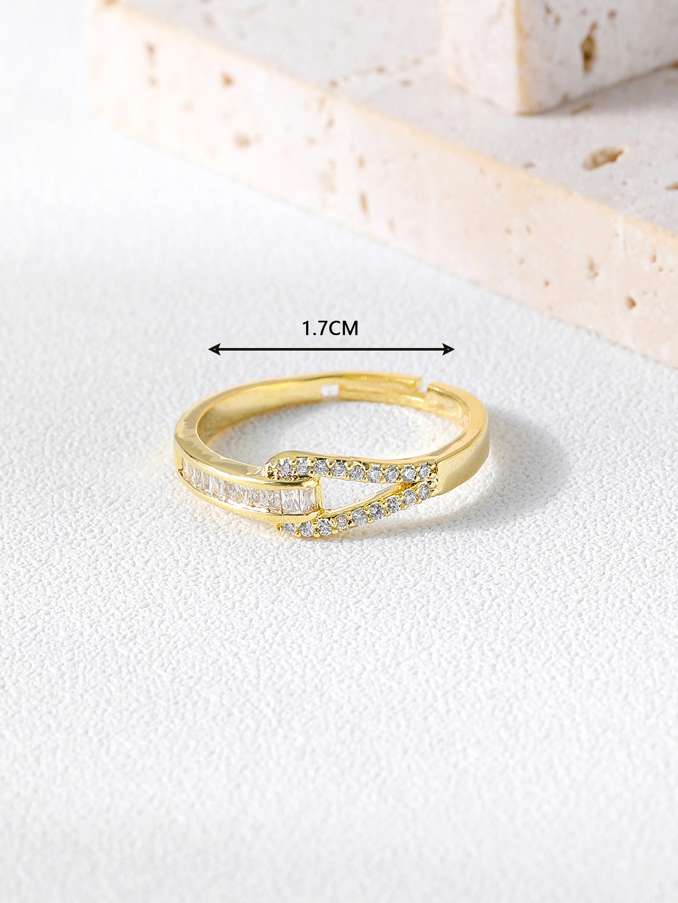 The 2022 popular j ring style features an exaggerated and high-end touch with a light luxury and niche design Application Scenario