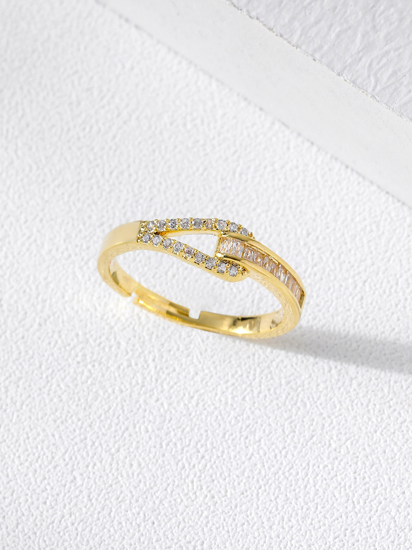 The 2022 popular j ring style features an exaggerated and high-end touch with a light luxury and niche design Specification image