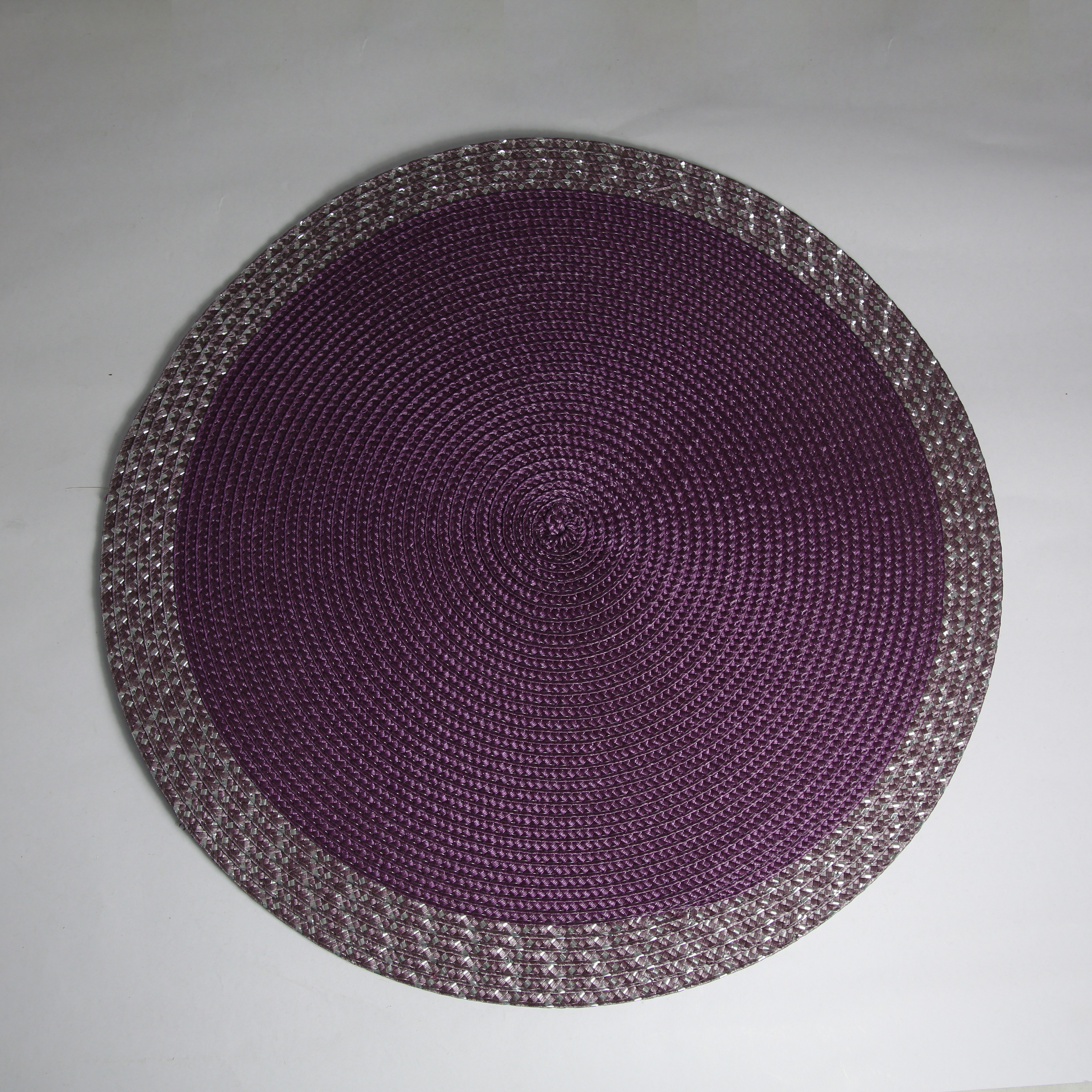 The new placemats of 2022 are simple and elegant
