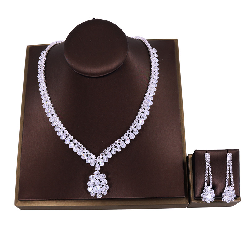 跨境时尚热卖法式唯美水晶花朵锆石吊坠项链精美水晶项链耳饰二件套