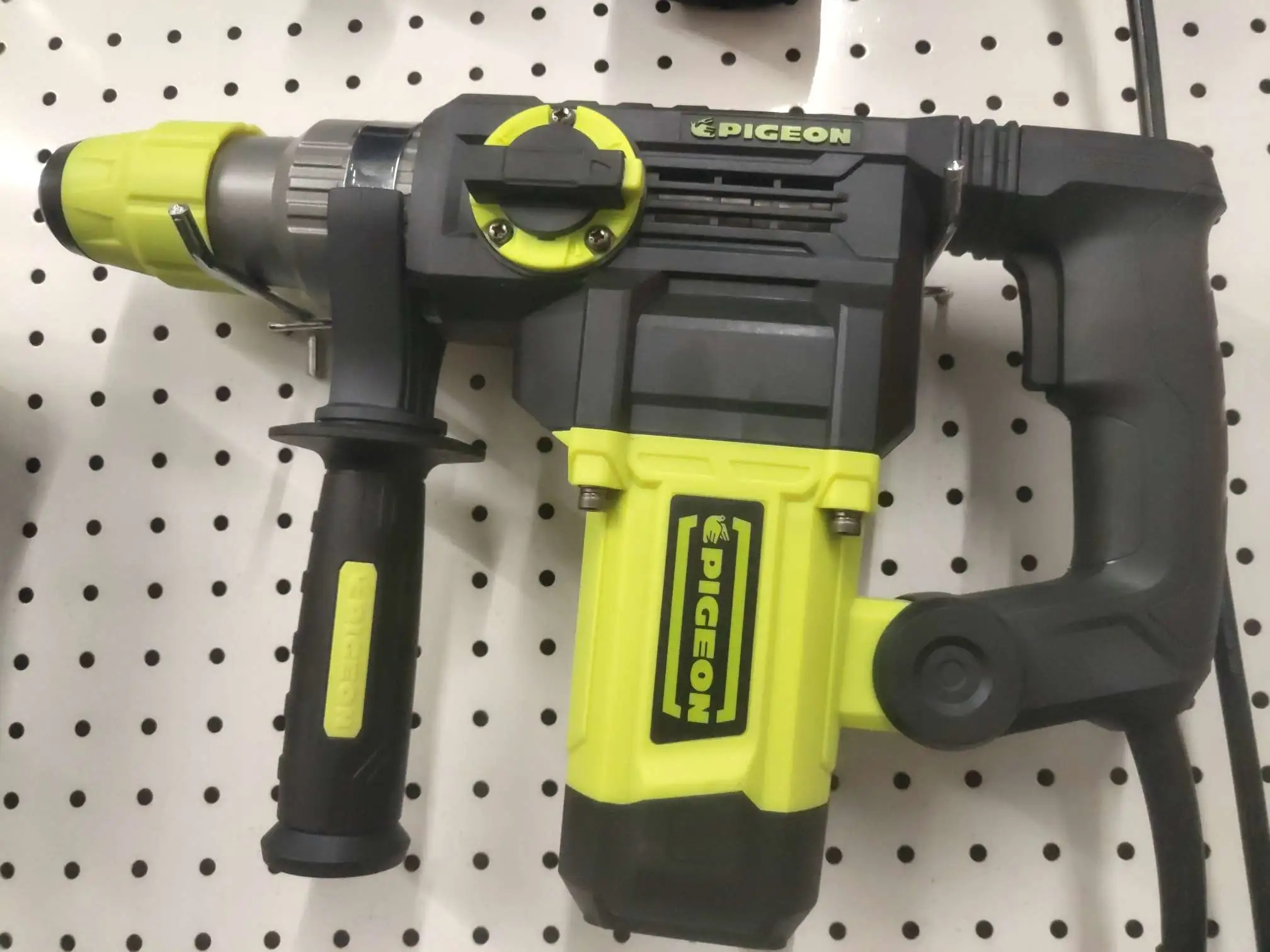 The standard configuration includes two 1010W electric hammers of the Pigeon brand