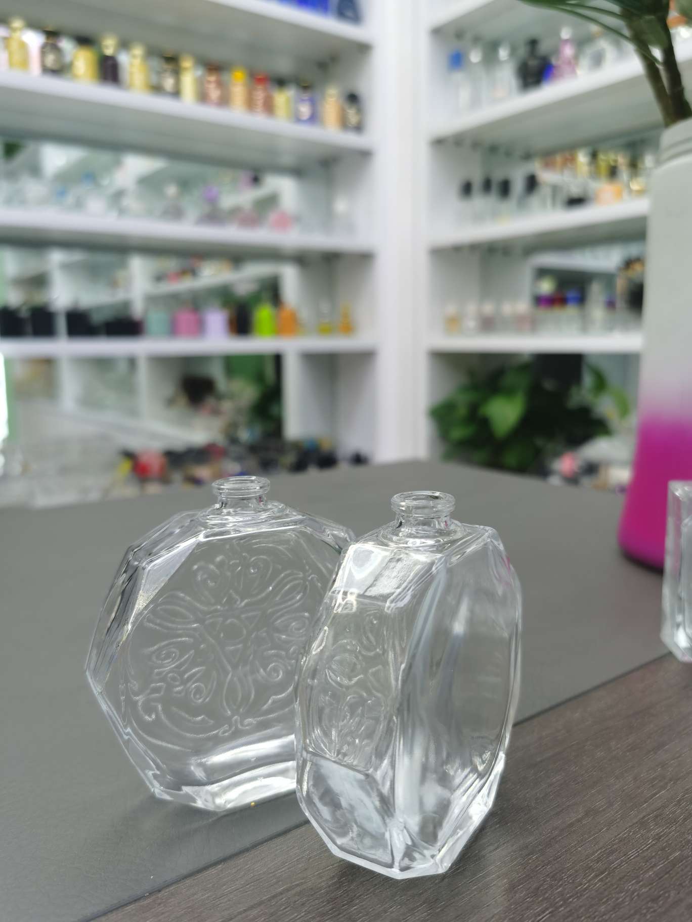 厚德玻璃 50ml浮雕玻璃卡口香水瓶  扁圆多边形瓶详情图1