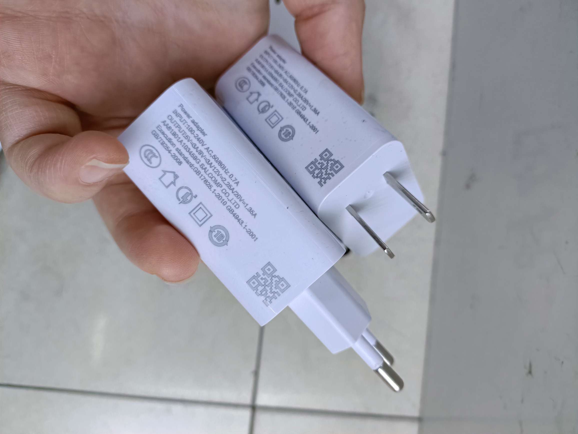 4usb charger with mobile phone data cable and European/American standard mobile phone charger detail image 10