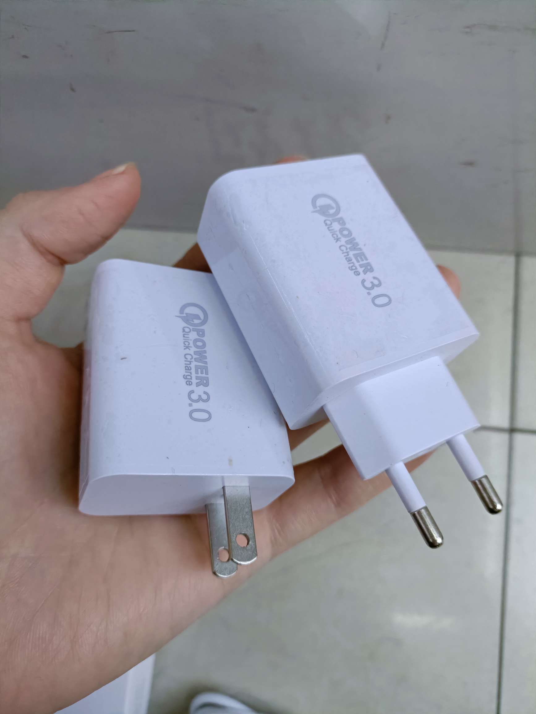 4usb charger with mobile phone data cable and European/American standard mobile phone charger detail image 9