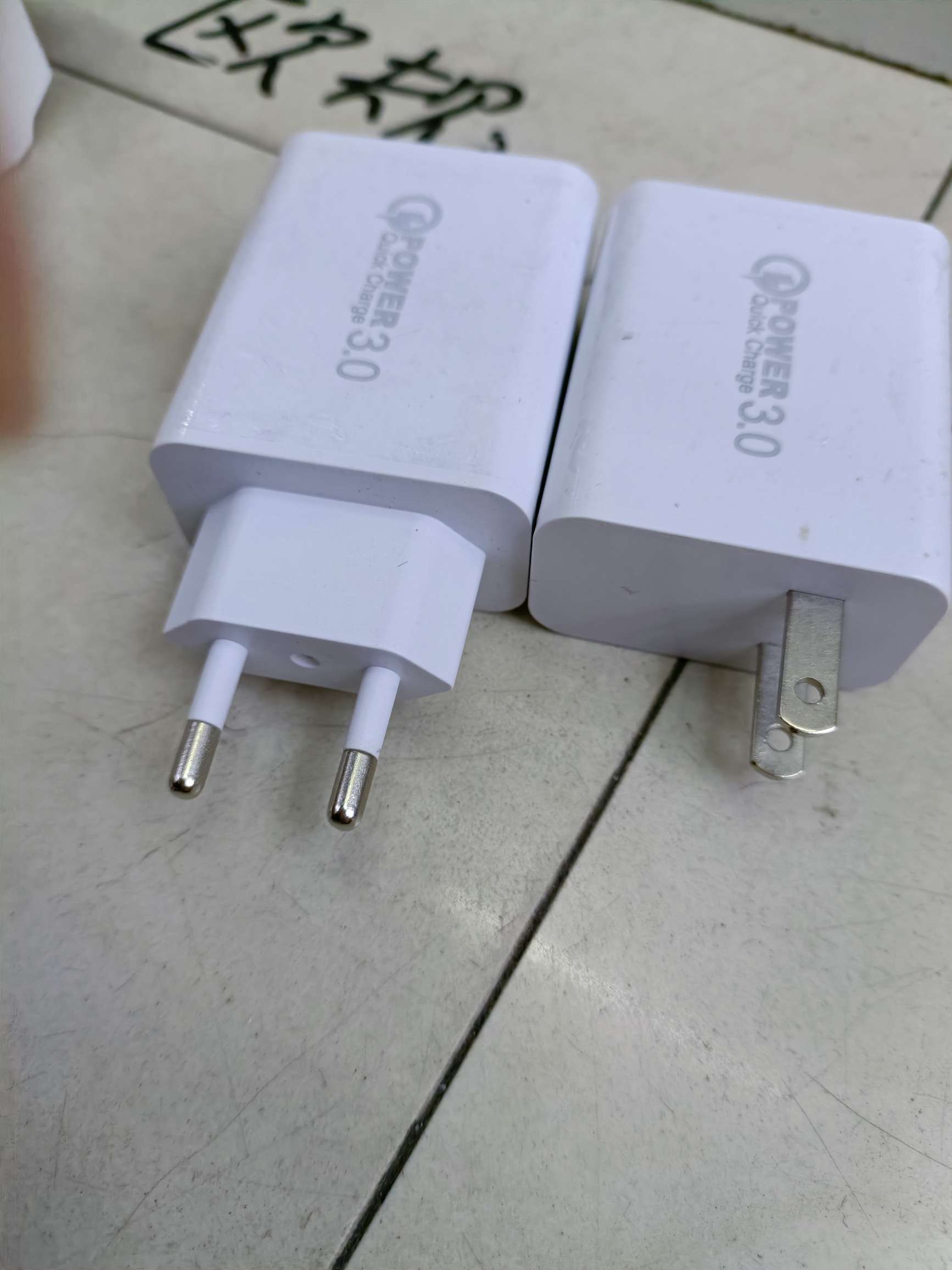 4usb charger with mobile phone data cable and European/American standard mobile phone charger detail image 7