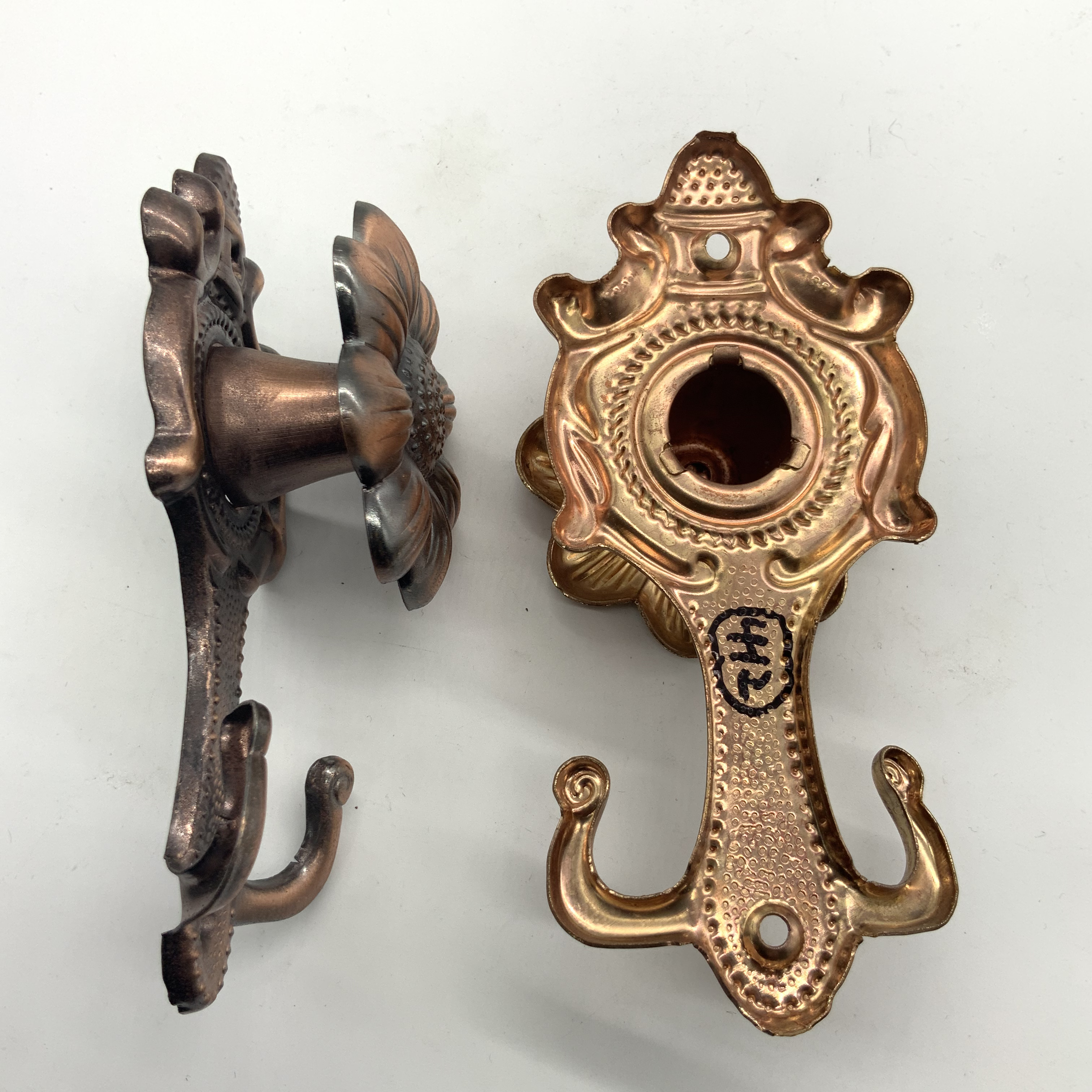 ربط قطع الأثاث المثلث المصنوع من الثقوب في الجوارب المصنوعة من الخيوط في خلف الأبواب الأمريكية Item Picture