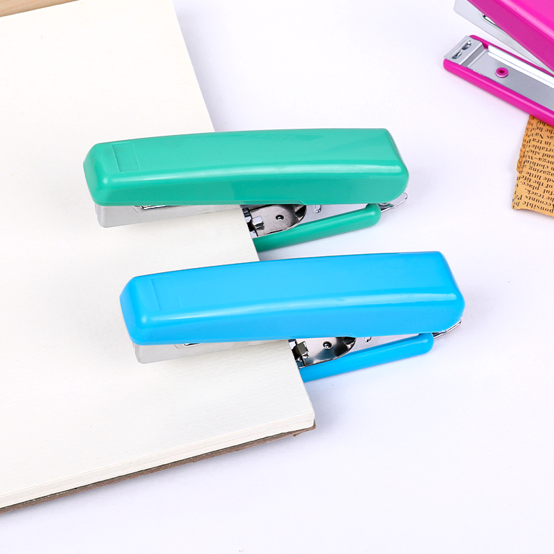 The weibo Weibo stapler comes with a built-in stapler shovel and is a multi-functional portable standard stapler for office stationery Application Scenario