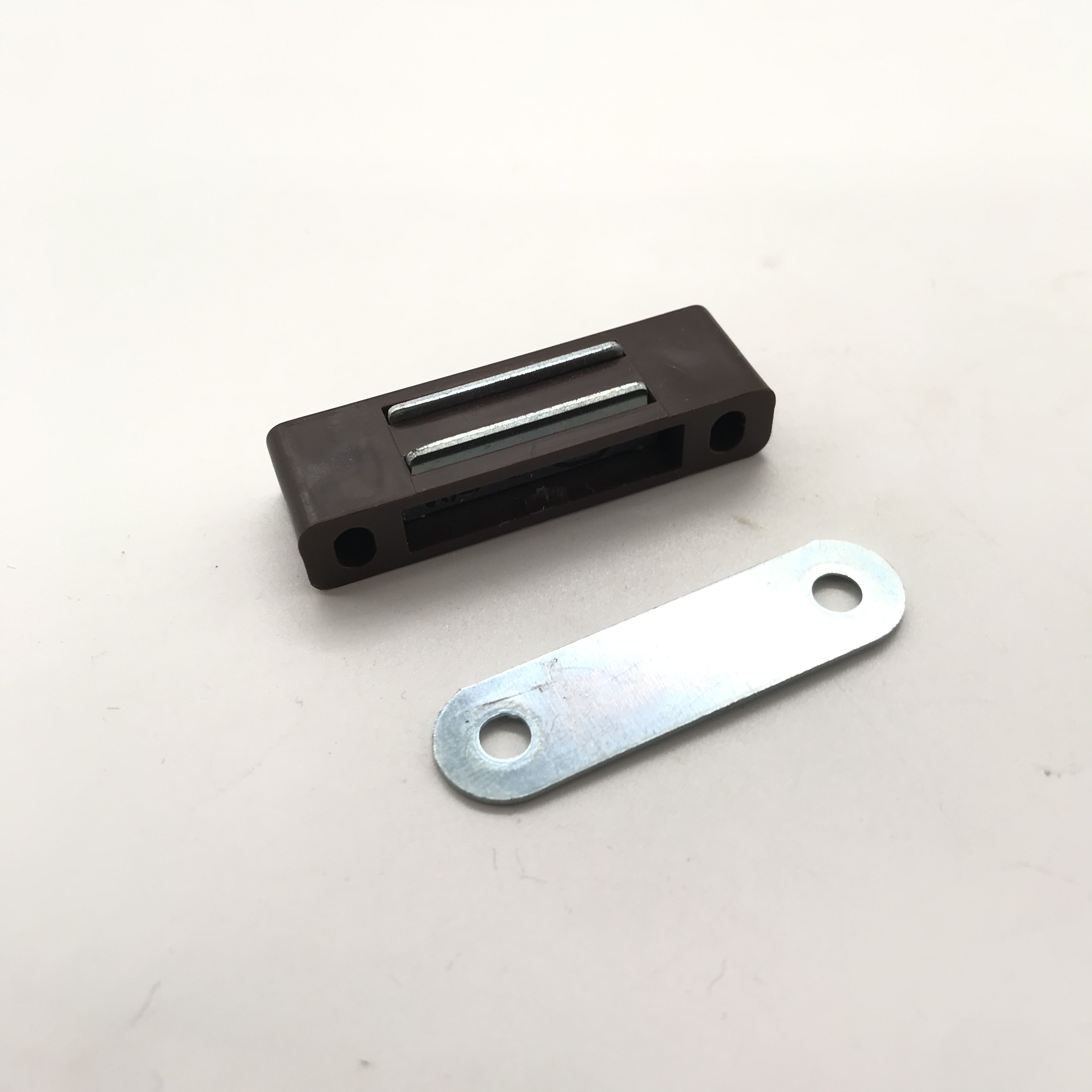 Shuzan brand door stops, hardware accessories, anti-soil hanging doors, bedroom door grippers, magnetic clamps, magnetic clamps, furniture door stops. Factory direct sales of door stops and door stops Application Scenario