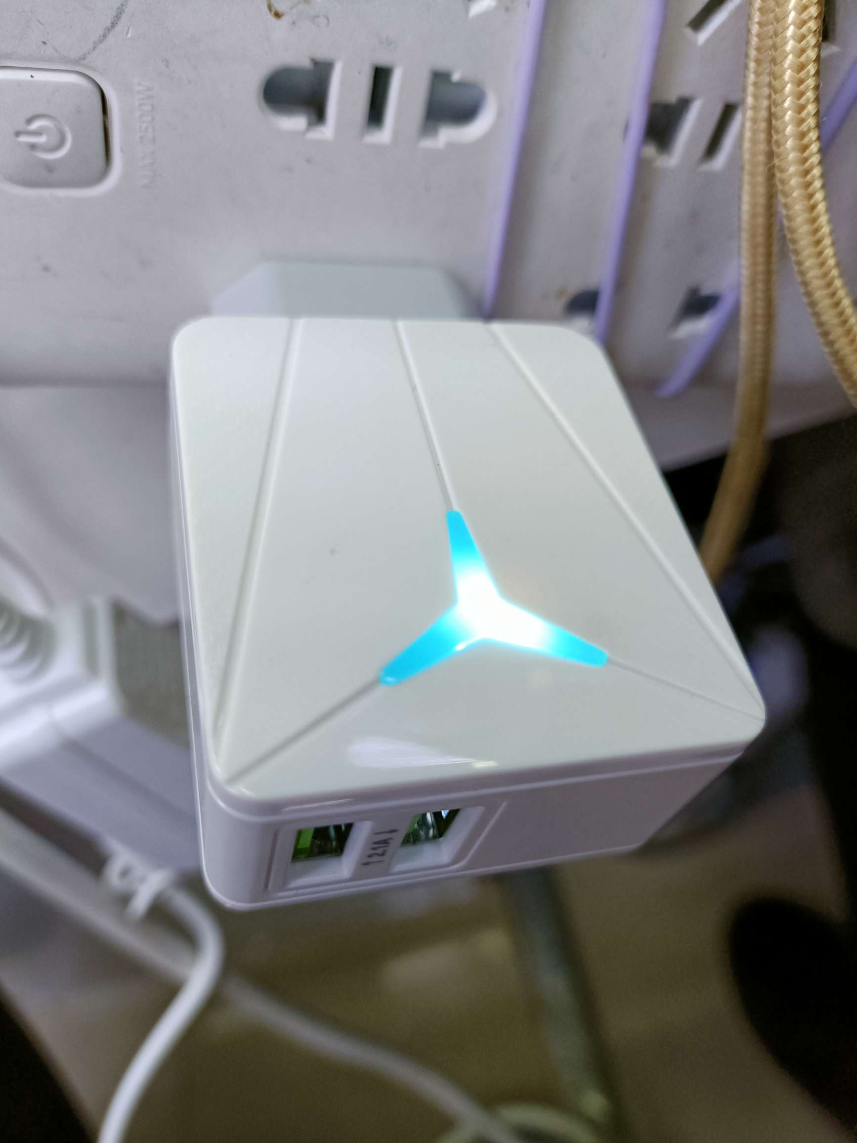 2USB triangular light-emitting charging head with light USB mobile phone charger charging head with mobile phone data cable Item Picture