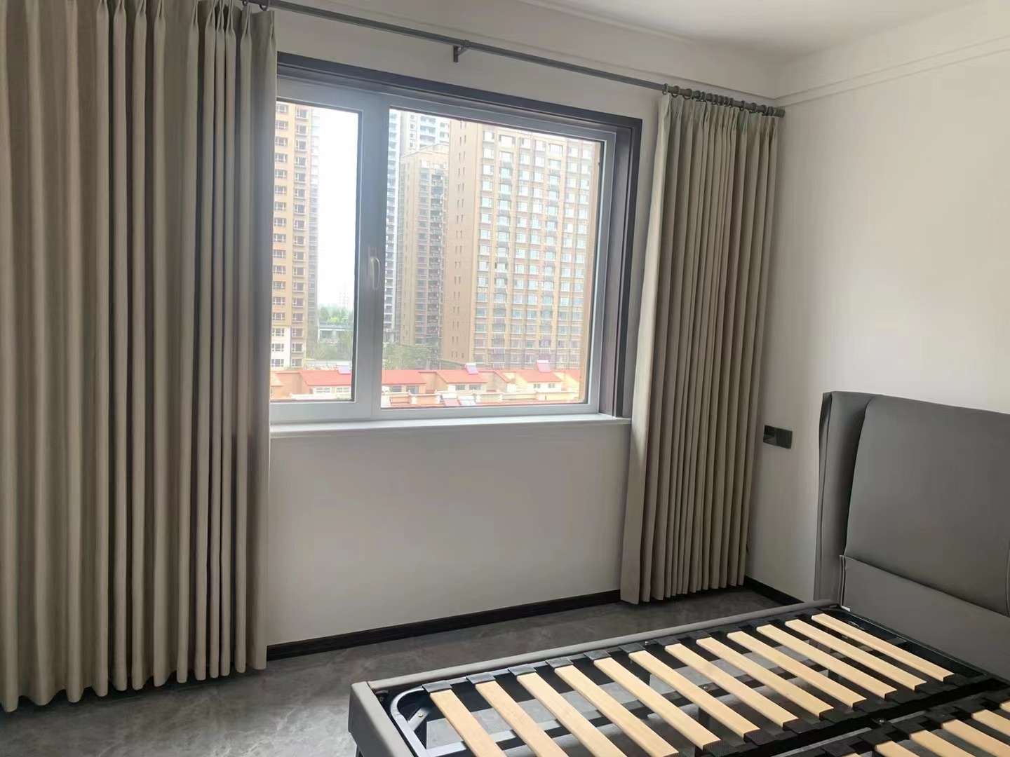 Bingo high-end curtains can be customized. Solid-color curtains are elegant and warm, with color options available
