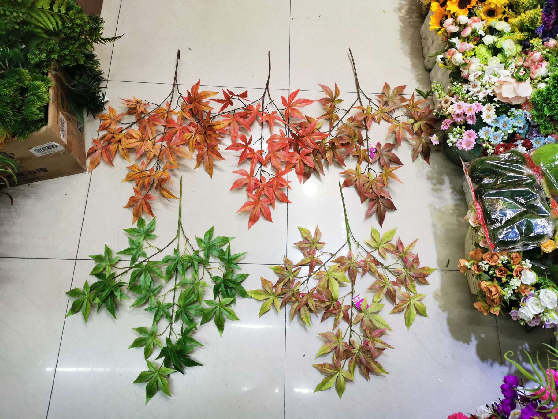 3D printed silk screen fabric of simulated maple leaves, 3-fork interior decoration, wedding green shadow Artificial simulated tree, shopping mall hall, meeting room beautification, beautiful maple leaf branches