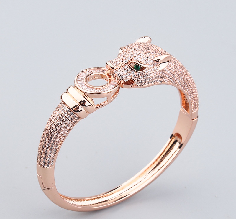 European and American retro copper gold-plated and diamond-encrusted leopard men's and women's style powerful jewelry cross-border Application Scenario