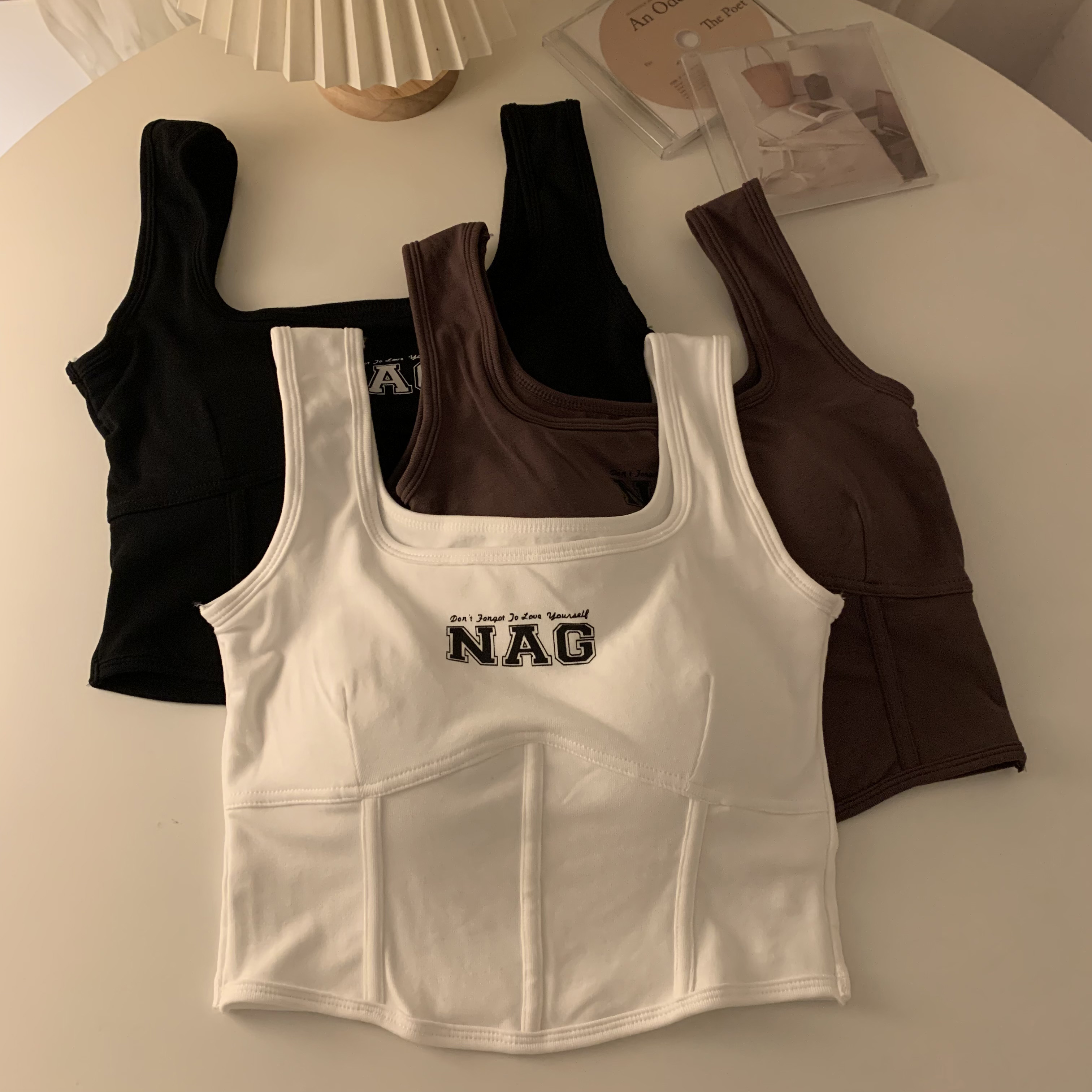 A thickened, brushed, warm halter top for women to wear as an inner layer in autumn and winter, and a sleeveless base layer with a chest pad as an outer layer