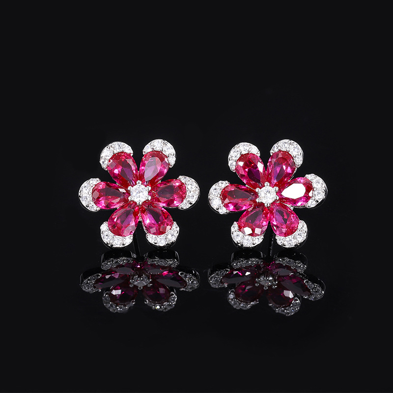 The new autumn and winter collection of luxurious jewelry on Douyin features a realistic red corundum flower set details Picture