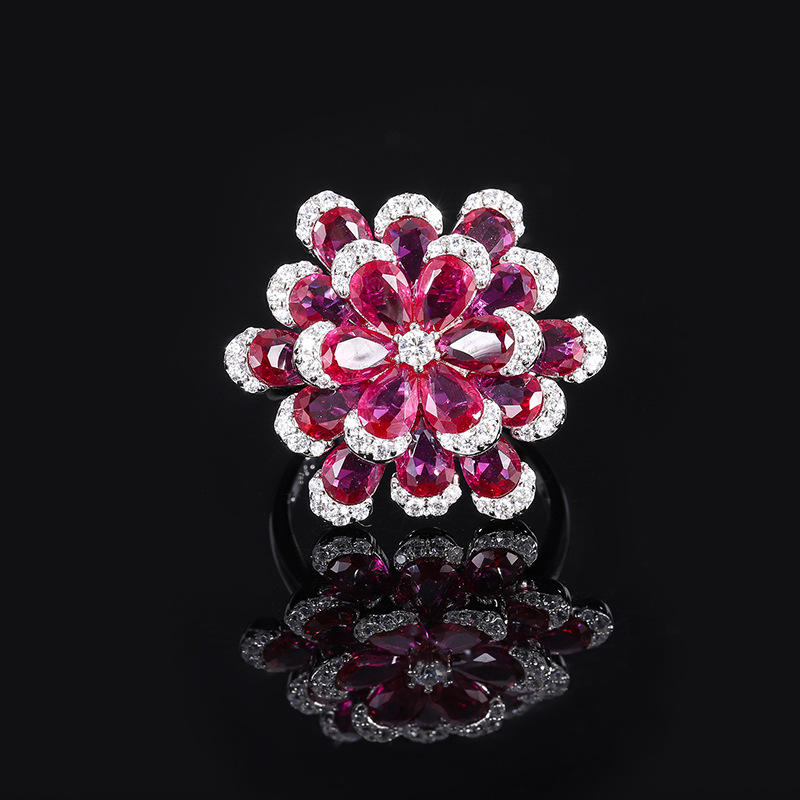 The new autumn and winter collection of luxurious jewelry on Douyin features a realistic red corundum flower set detail image 2
