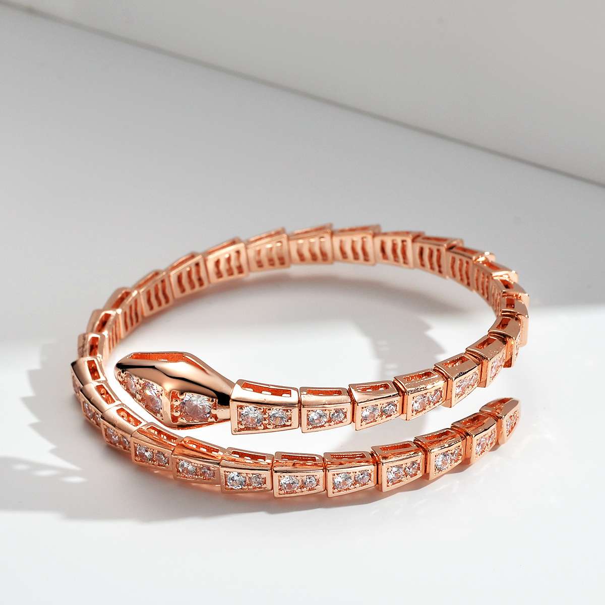 Factory direct sales of fashionable rose gold snake-shaped bracelets for women, adjustable full diamonds Application Scenario