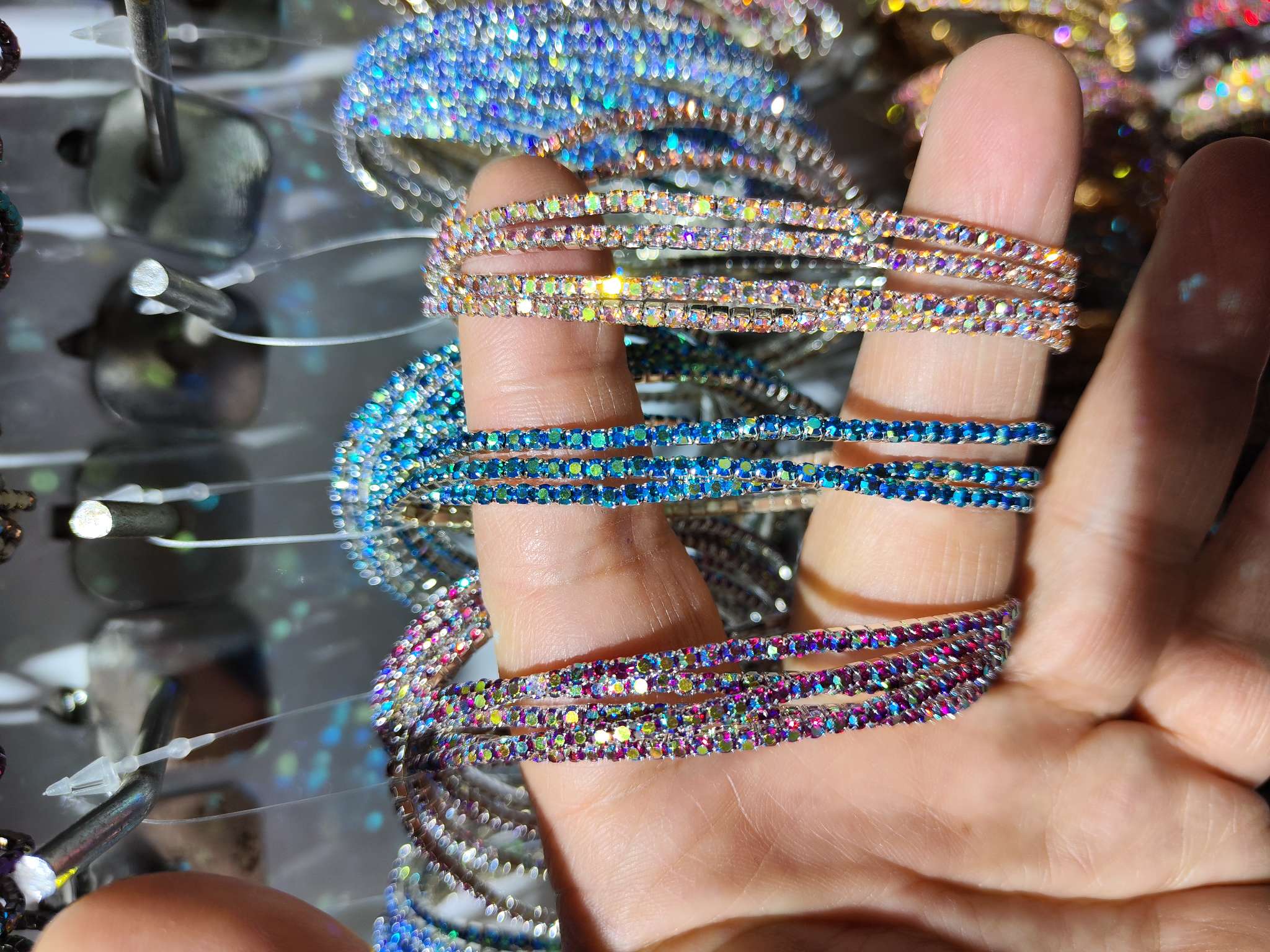 义乌金辉饰品厂，流行饰品，水钻2MM，S6手链，一排手链单排细手链，专业厂家，600多个颜色可选现货，欢迎来店咨询