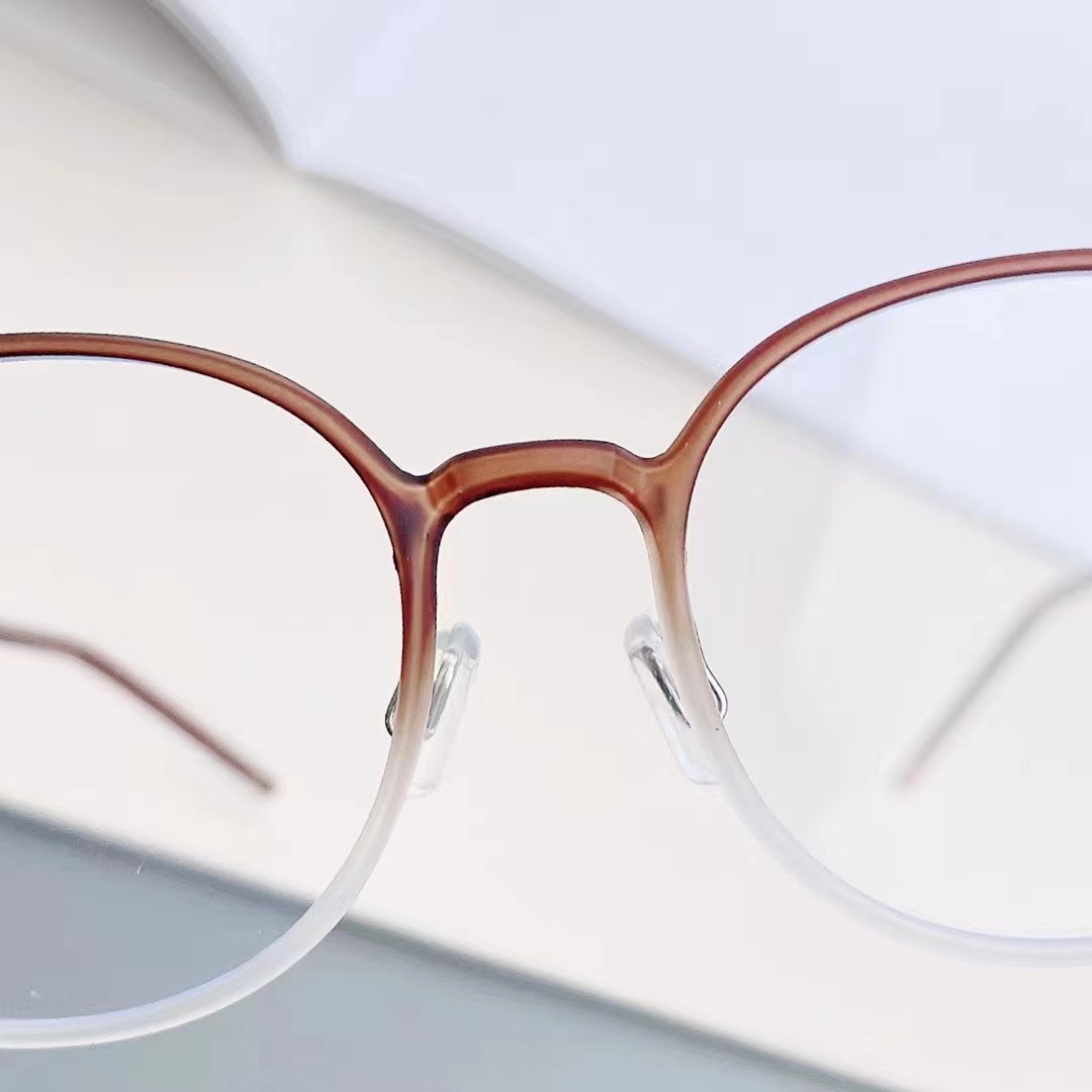 Anti-blue light round-framed retro glasses for both men and women are in large stock. Made of TR90 material, ultra-clear detail image 10