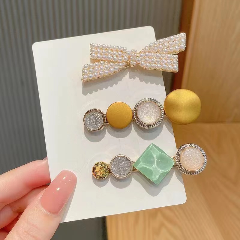 Korean ins pearl hair clips, a popular hollowed-out versatile metal edge clip, bangs clip headwear, and a simple one-line clip Application Scenario