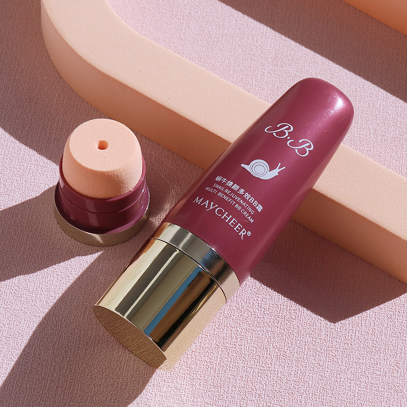 Meixi 'er Snail BB Cream moisturizes, modifies skin tone, controls oil, provides long-lasting coverage, and is a strong foundation. It is also a natural makeup cream that rejuvenates the skin