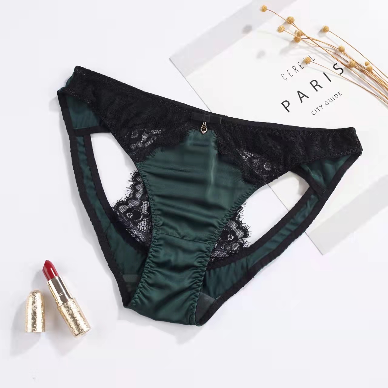 The Mystery of the Magic Box: High-end women's sexy lace eyelashes with a slit at the back, tempting, comfortable and breathable diamond-encrusted lace underwear Application Scenario