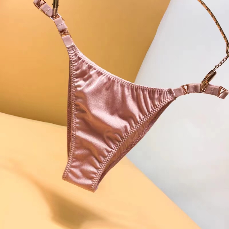 The Mystery of the Magic Box: European and American girls suggest comfortable thongs, low-waisted metal decorations, charming and alluring sexy women's T-pants with cotton crotch details Picture