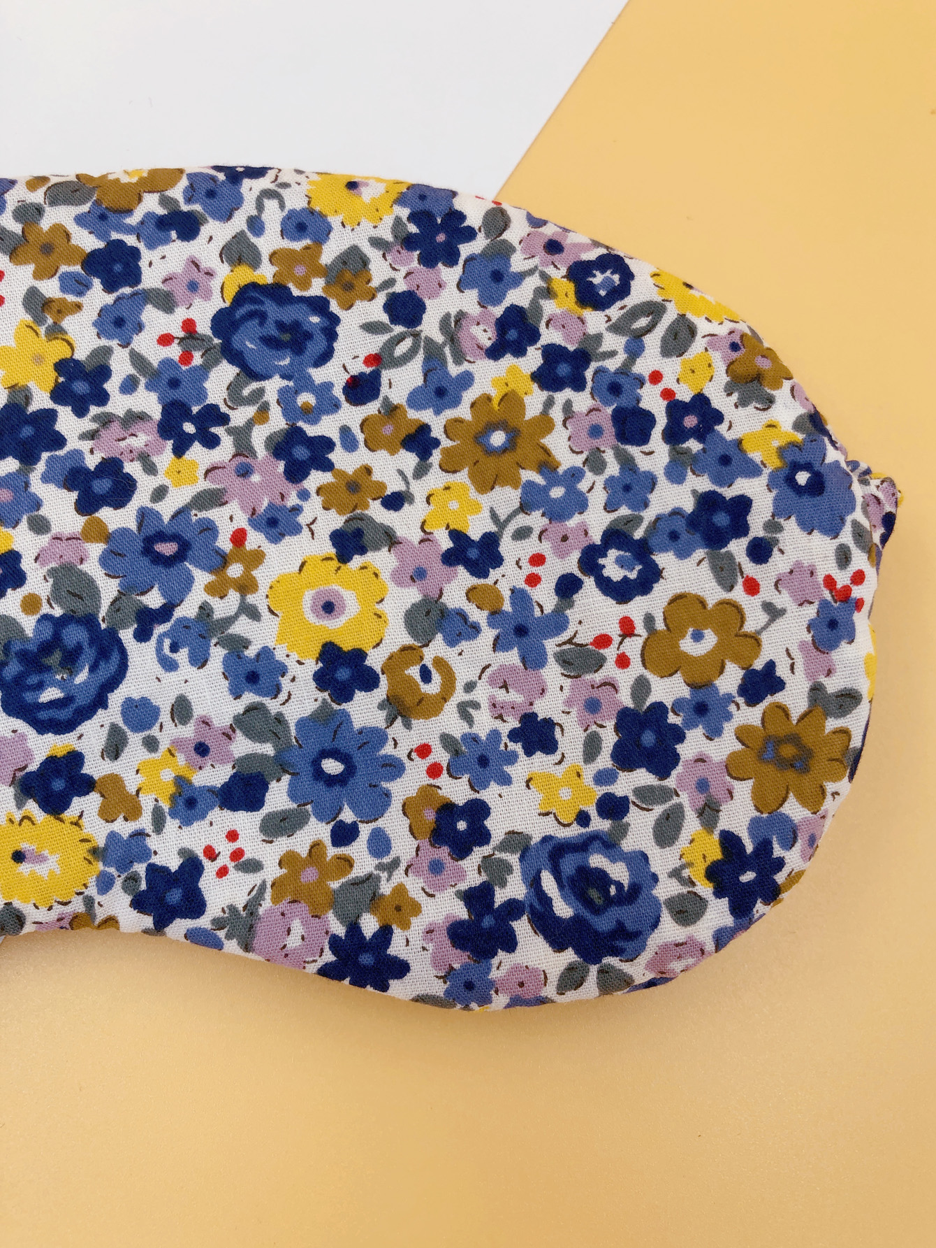 In-stock eye masks, blue floral breathable eye masks, student sleep eye masks, breathable and light-blocking embroidered eye masks, plush eye masks, soft and comfortable, suitable for both men and women, eye masks available for customization. Factory customization, sample production based on submission, and order production are all acceptable Application Scenario